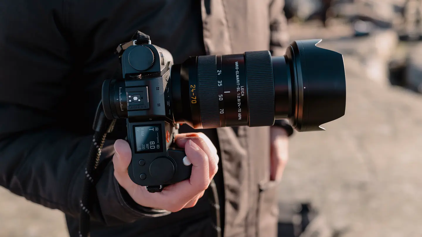 Leica SL3-S with Vario-Elmarit-SL 24-70 in hands