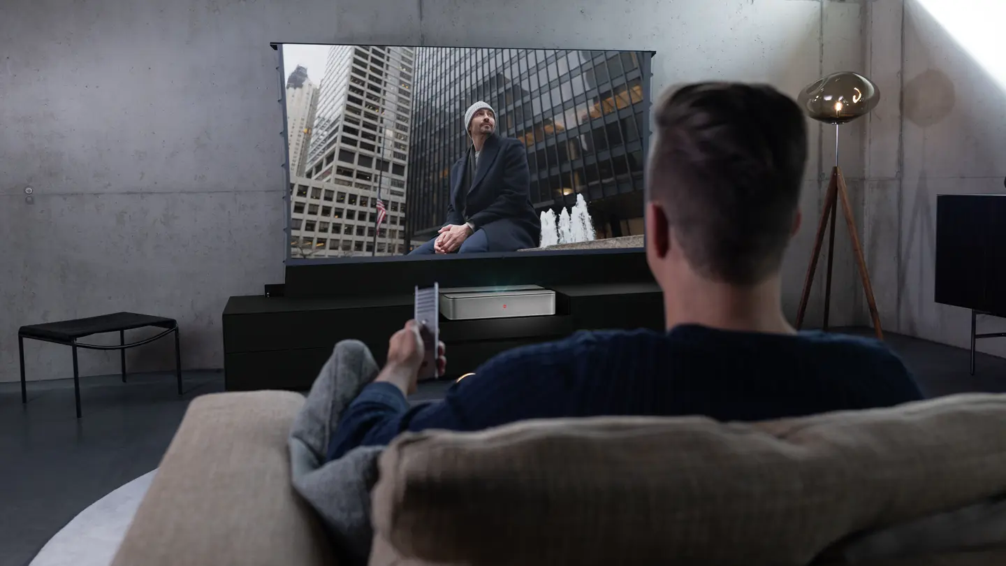 Man using the Leica Cine 1 with screen