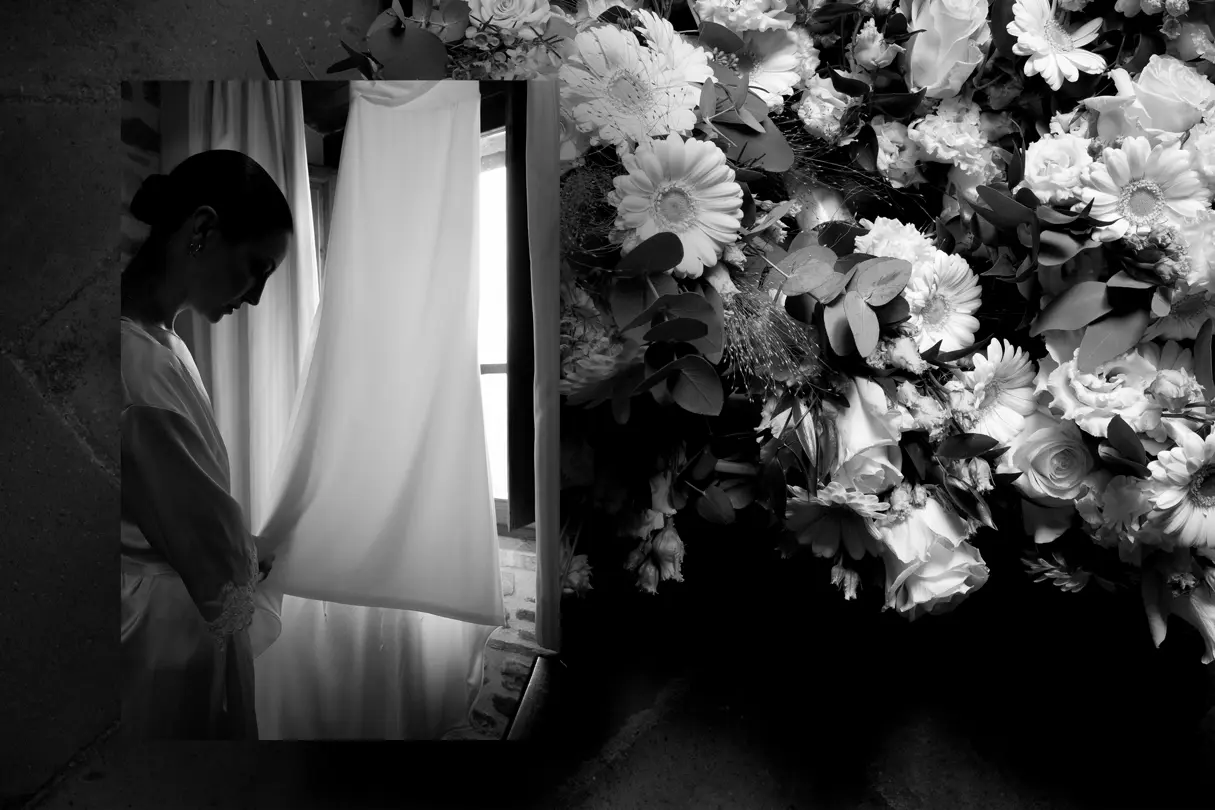 monochrom wedding photography bride and flowers