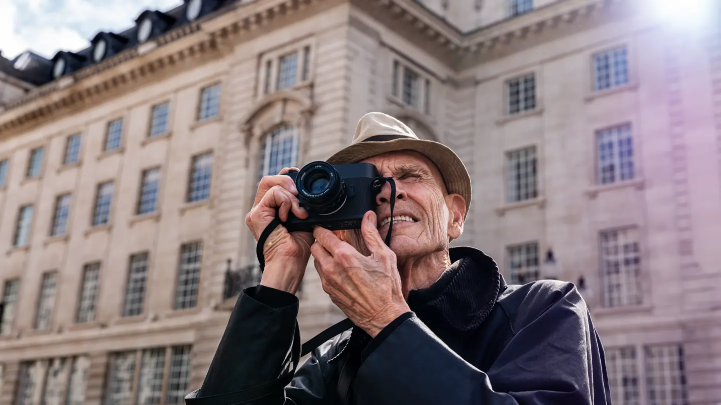 Joel Meyerowitz photographing with the Leica M EV1