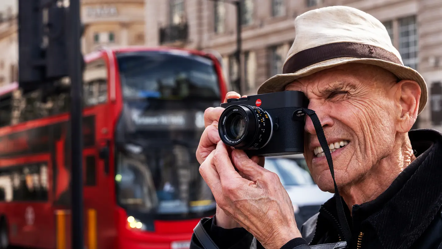 Joel Meyerowitz photographing with the Leica M EV1 in the streets of London