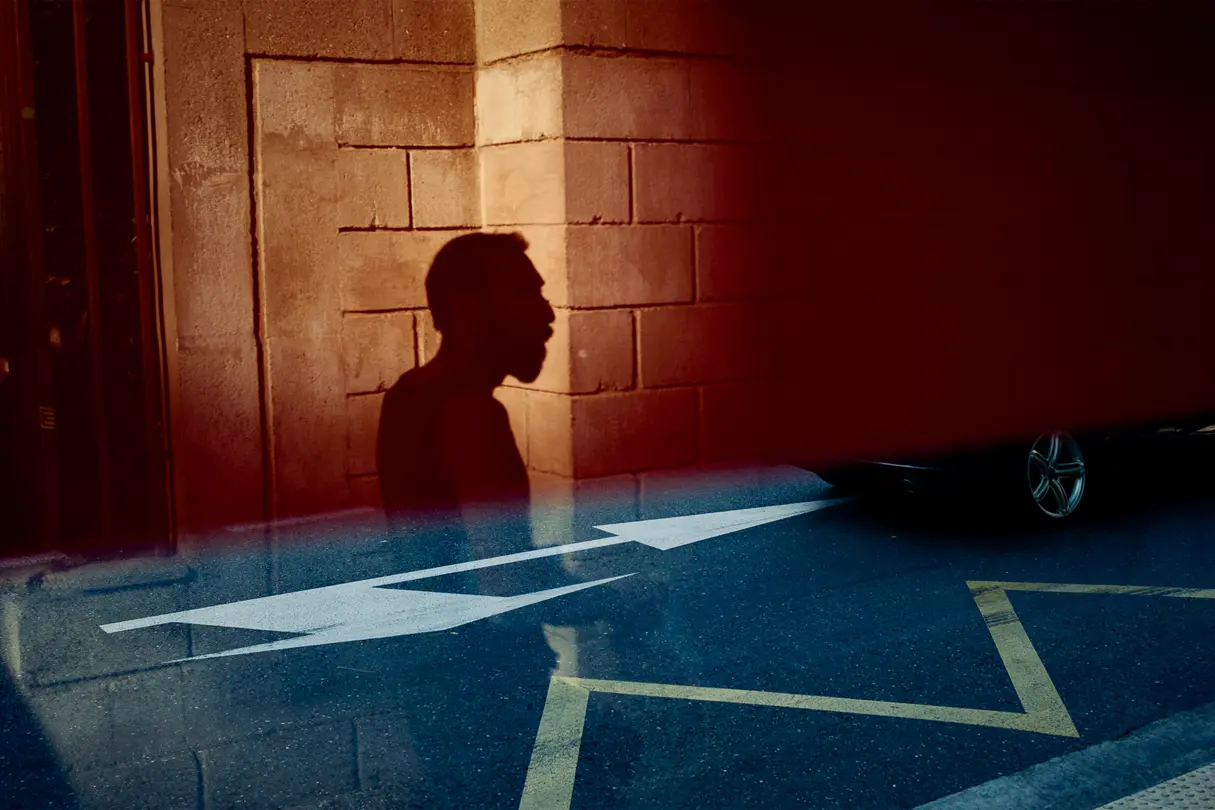 Joaquín Pastor - Sombra de un hombre entre calle y reflejo