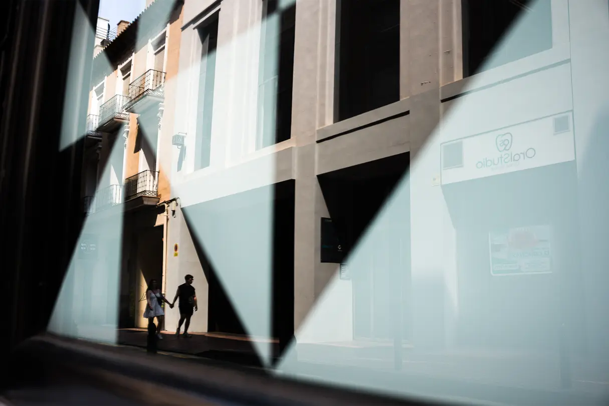 Joaquín Pastor - Pareja y edificio reflejado en cristal