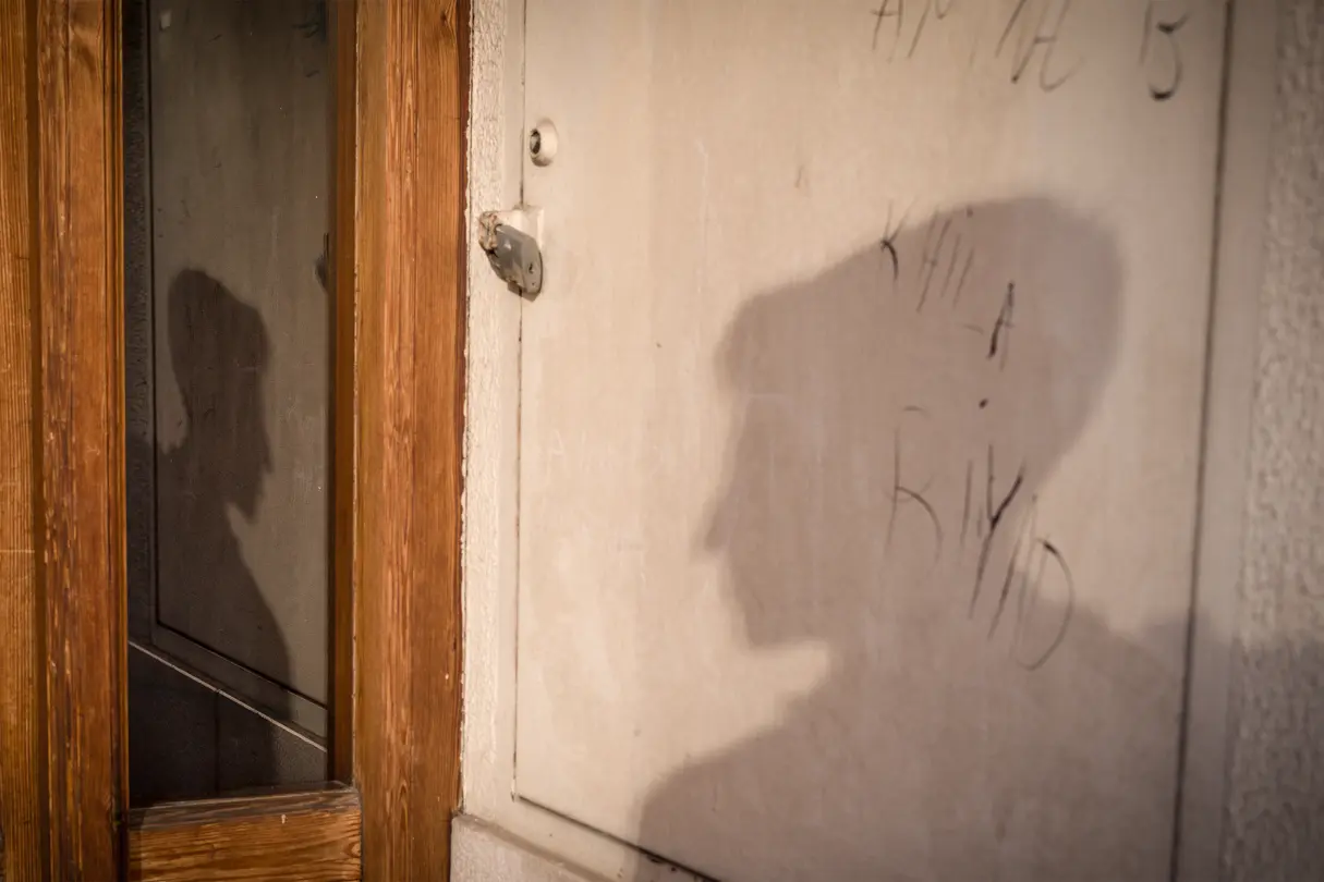 Joaquín Pastor - Sombra en fachada y cristal de puerta