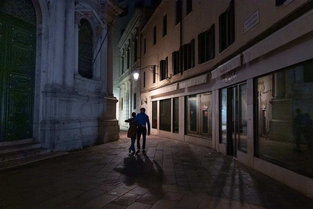 Lovers stroll through Venice at night