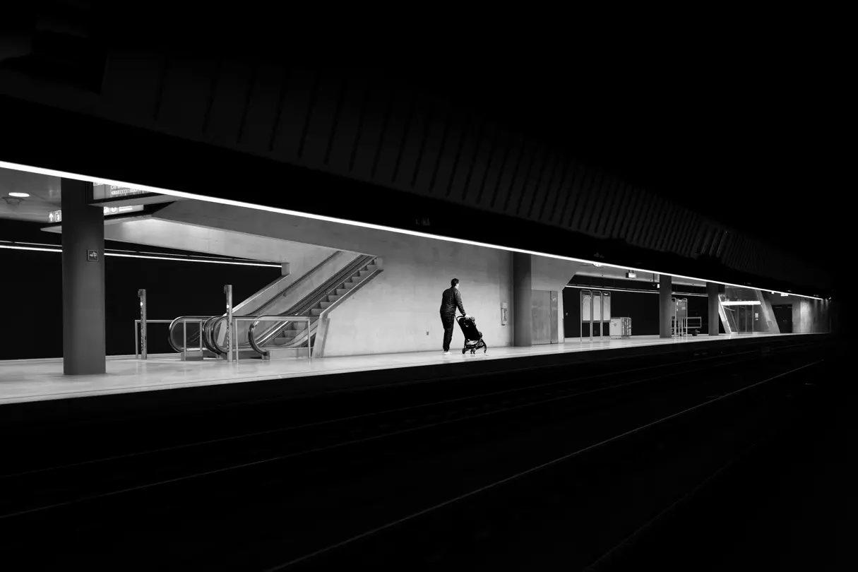 LCCH-StefanBerdat-Bahnsteig-Leica-Q3-Monochrom-3840x2560
