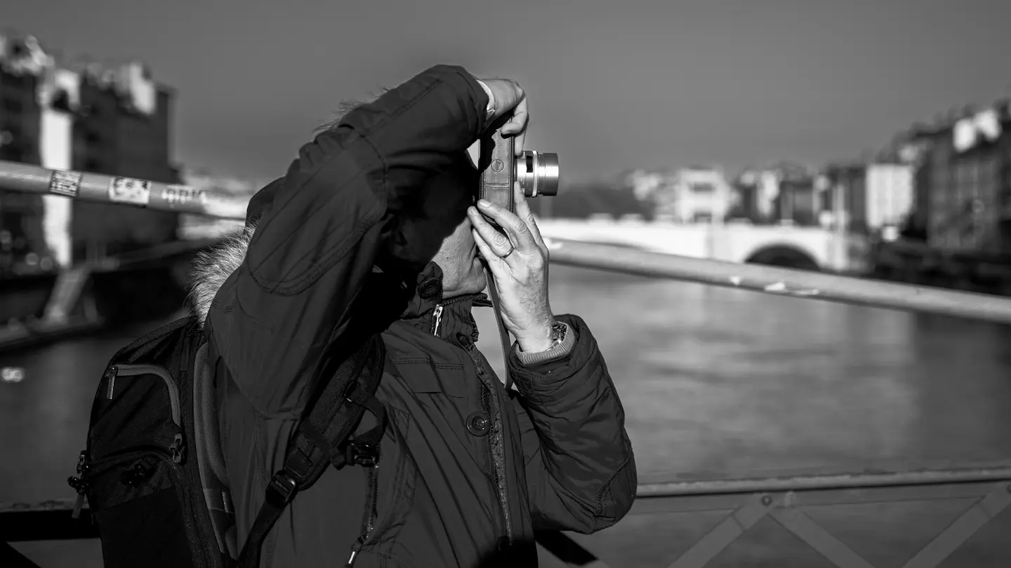 Personne dans les rues de Lyon qui prend en photo le paysage avec un Leica