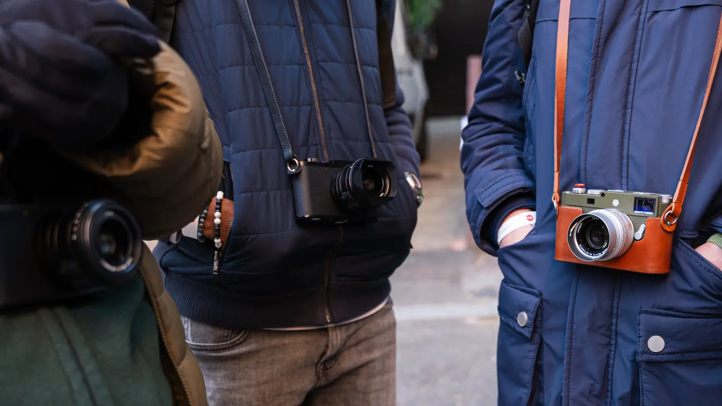 Personnes avec des appareils photo Leica en atelier