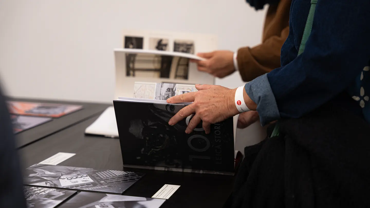 Personne qui feuillette un livre