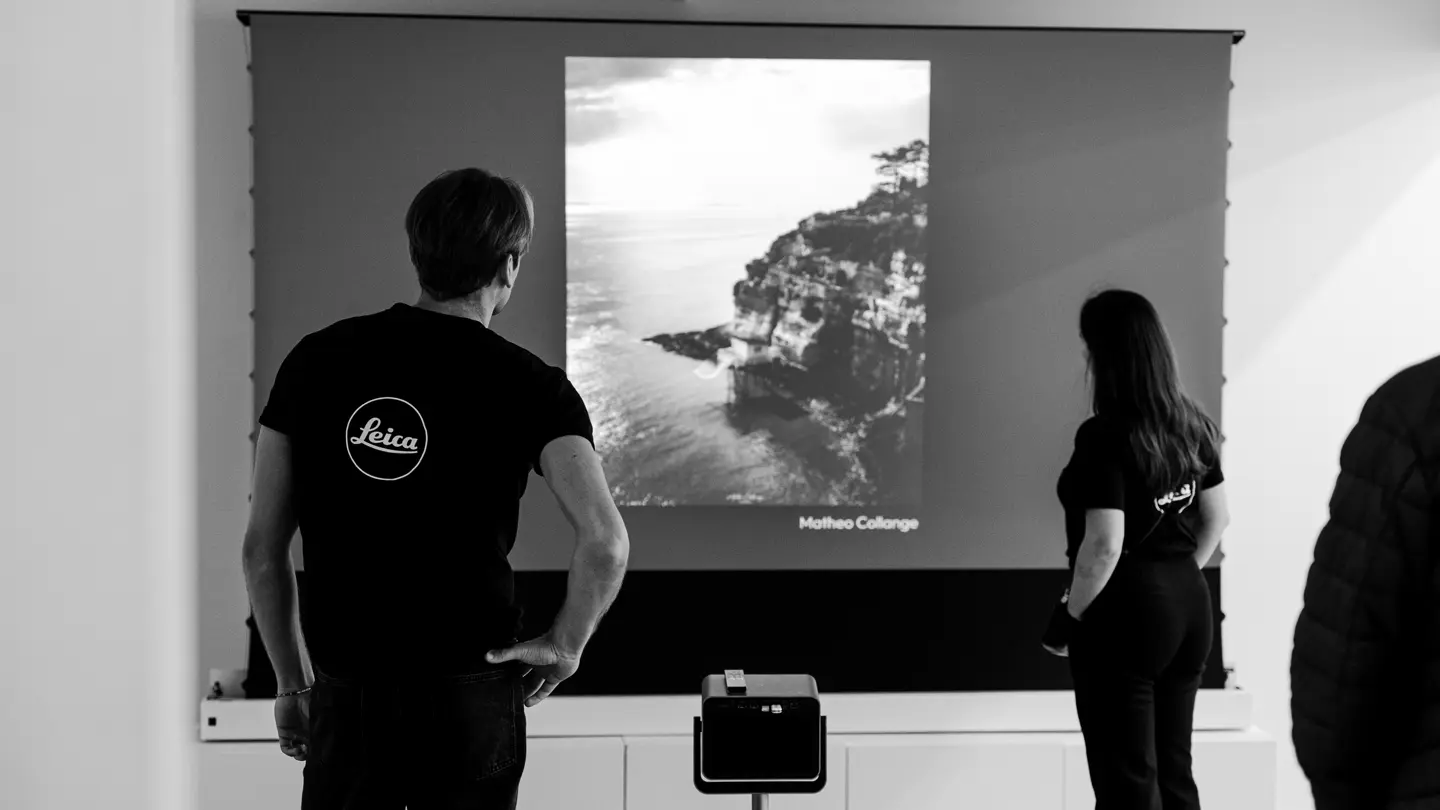 Des employés de Leica regardant un écran