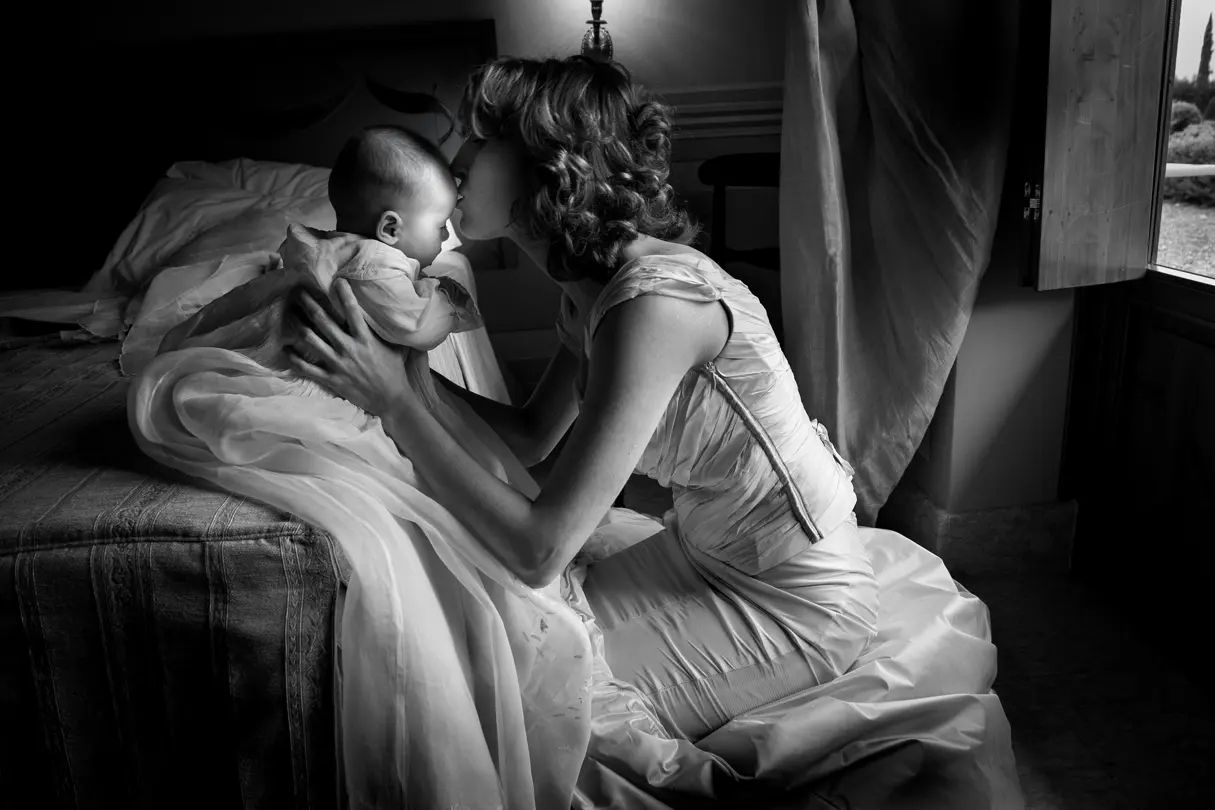monochrom wedding photography woman kiss her baby