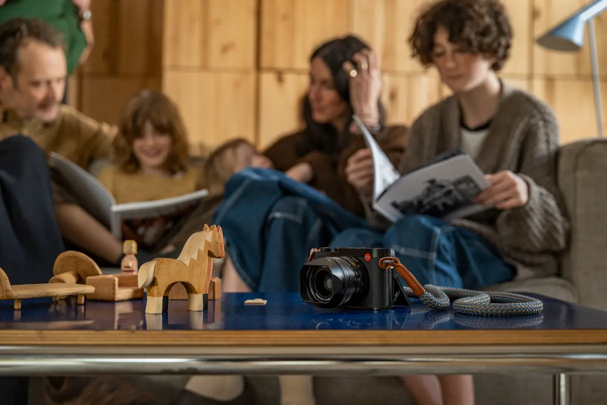 Family of Nina Davidson together in the livingroom