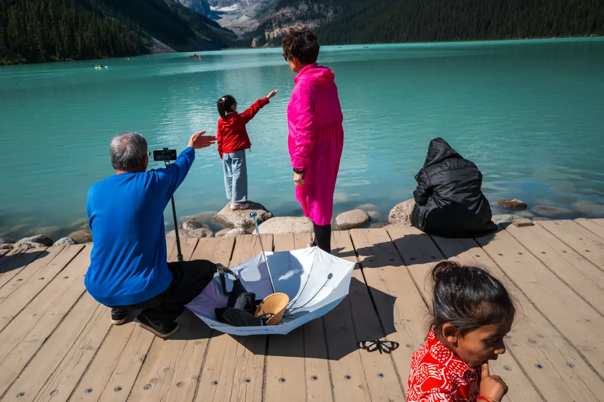 Victor M. Pérez - Familia mirando al horizonte
