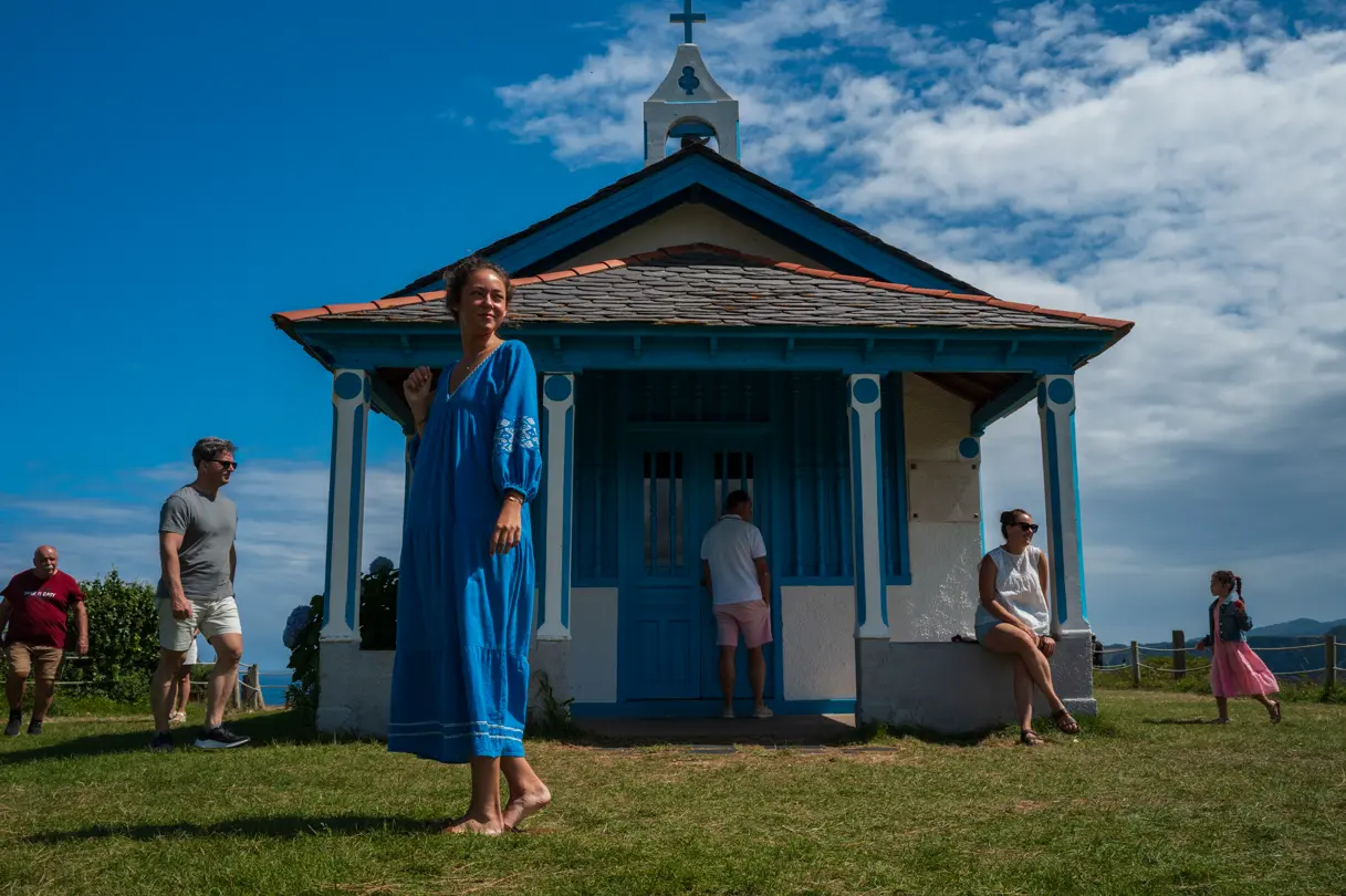 Victor M. Pérez - A la puerta de la capilla
