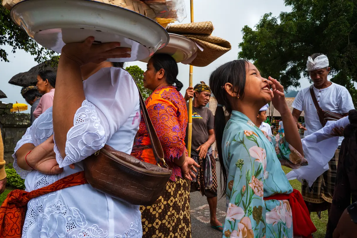 Victor M. Pérez - Entre la multitud