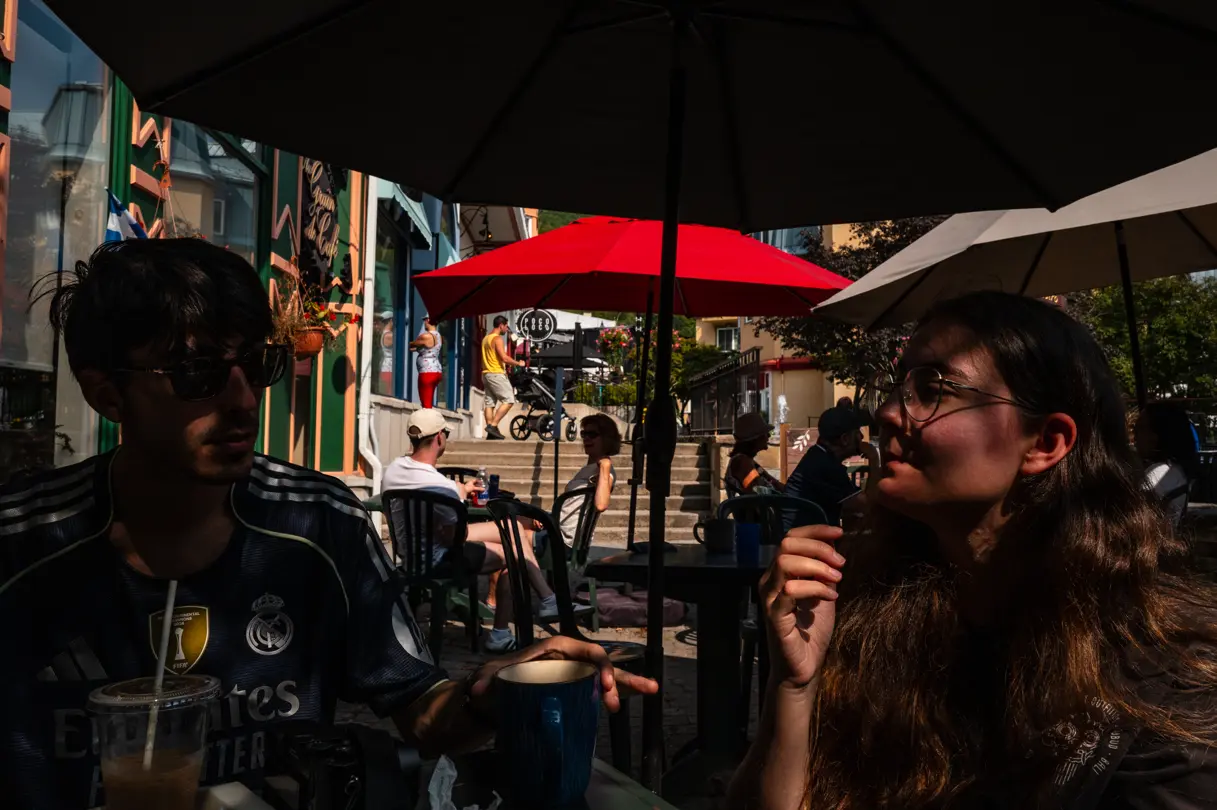 Victor M. Pérez - Gente en una terraza