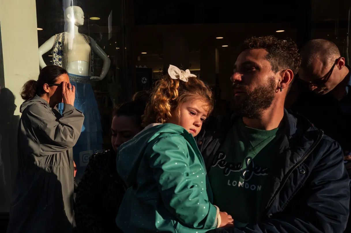 Victor M. Pérez - Niña en brazos de su padre