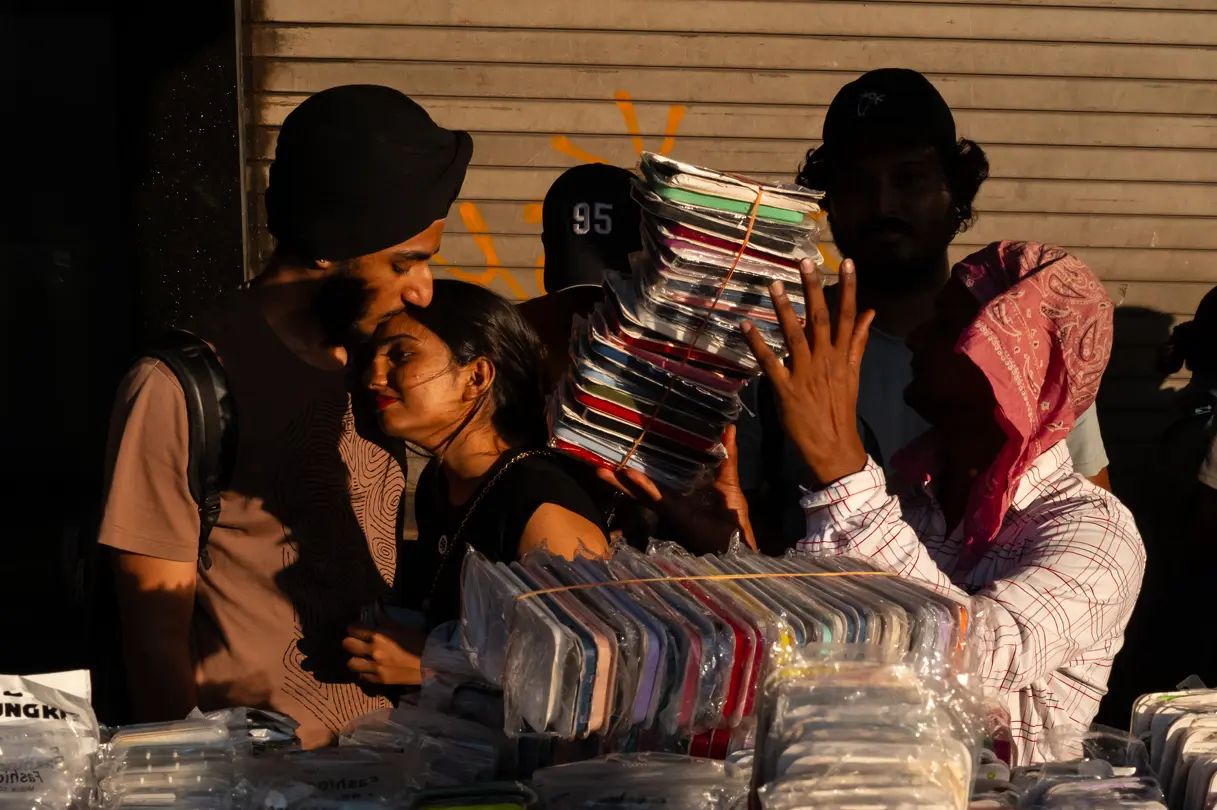 Victor M. Pérez - En un puesto del mercado