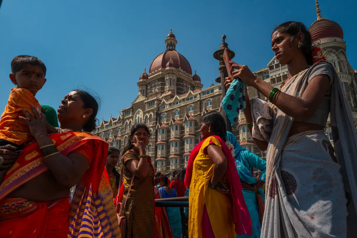 Victor M. Pérez - Mujer con niño en brazos y mujer haciendo una foto