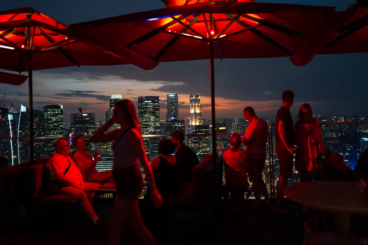 Victor M. Pérez - En una terraza viendo el skyline de la ciudad