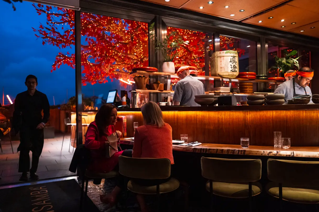 Victor M. Pérez - Mujeres charlando en un restaurante