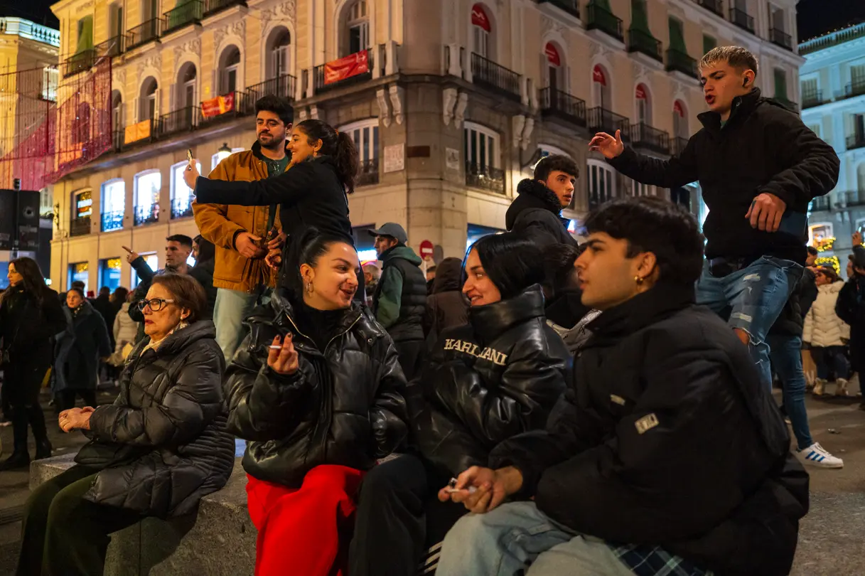 Victor M. Pérez - Grupo de amigos hablando en sentados en la calle
