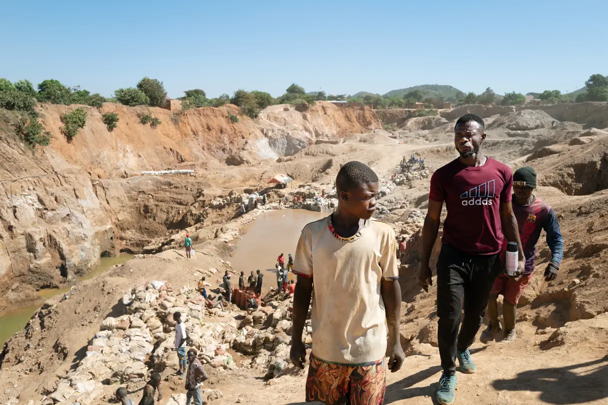 Multiple man Walking in the Kongo