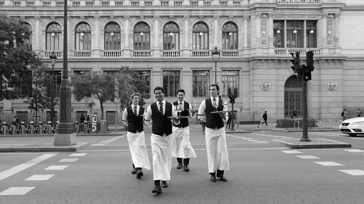 Consuelo Cabiedes-Camareros cruzando una calle de Madrid