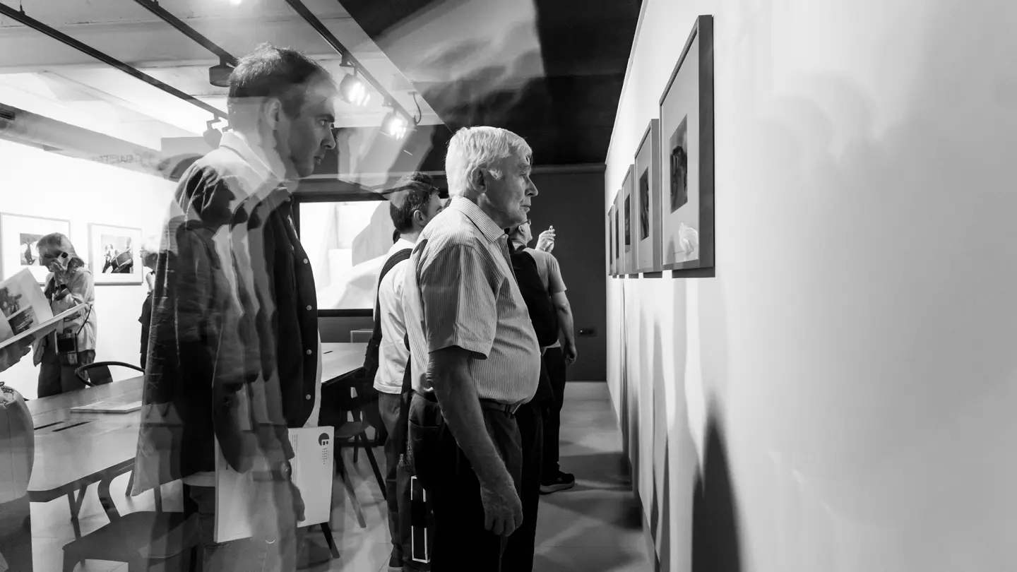 Gente visitando la exposición 4