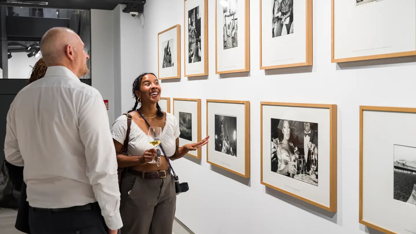Gente visitando la exposición 3