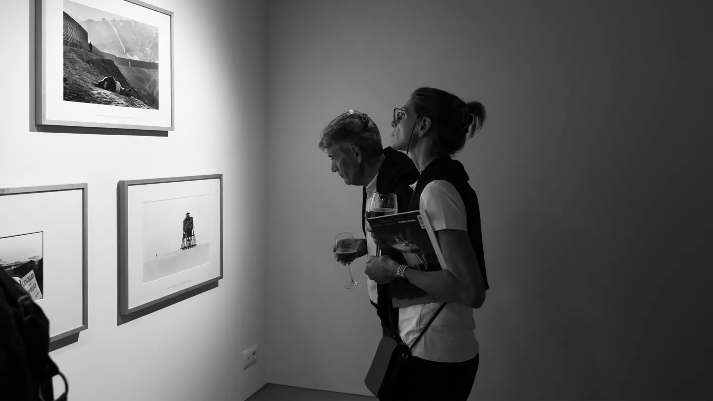 Gente visitando la exposición 2