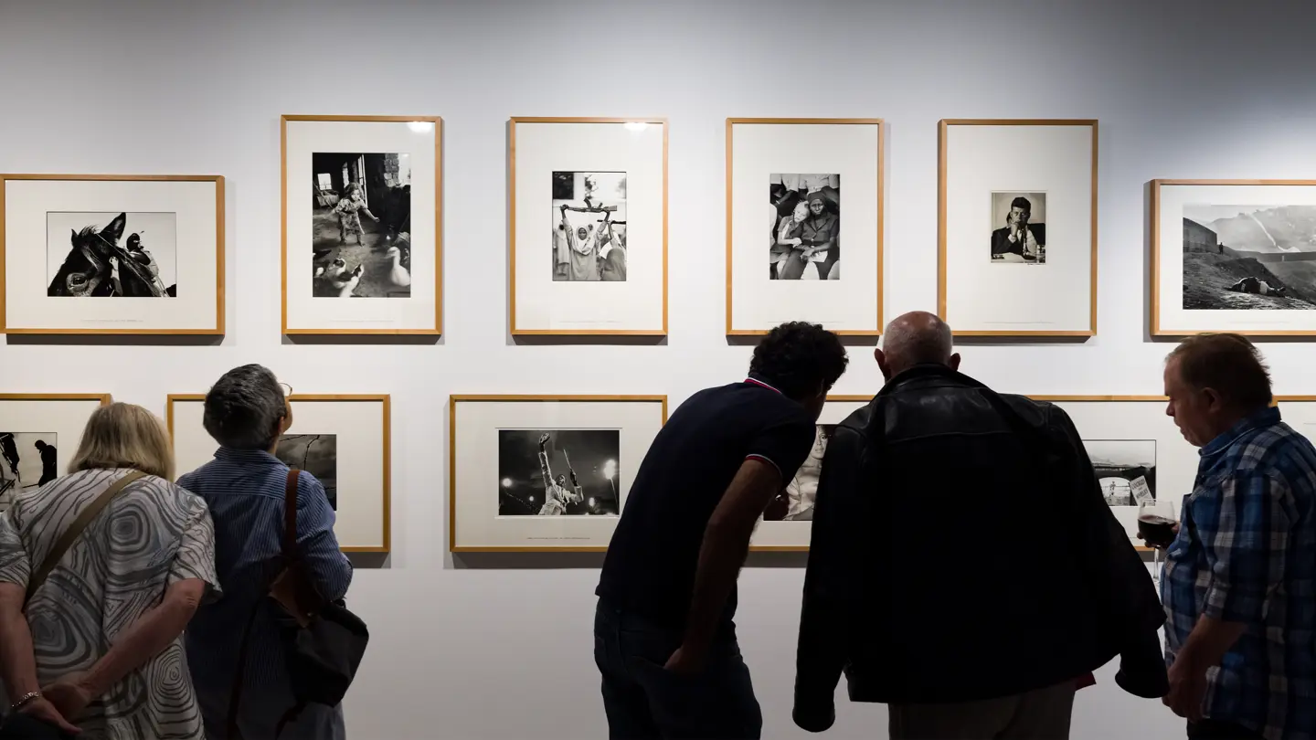 Gente visitando la exposición 1