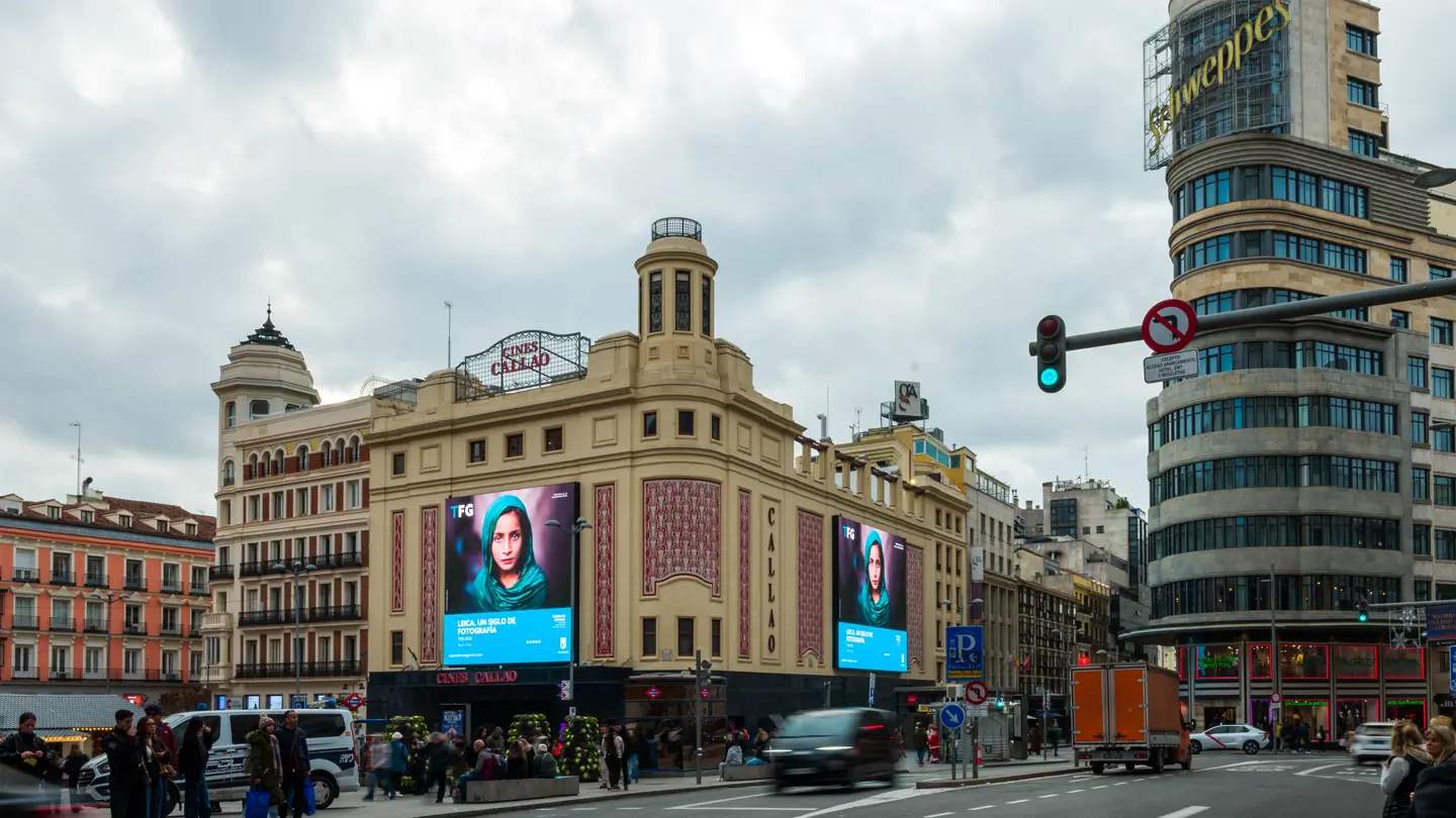 Edificio en Callao con carteles de la exposición "Leica. Un siglo de fotografía"