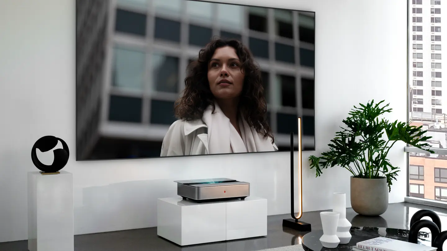 Leica Cine 1 projection on Leica Screen showing a woman in front of a building.