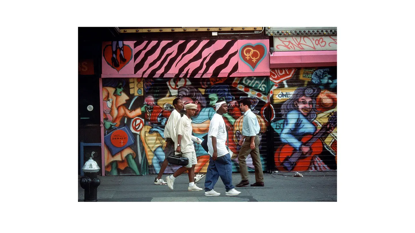 Thomas Hoepker NYC East Harlem People walking Graffiti