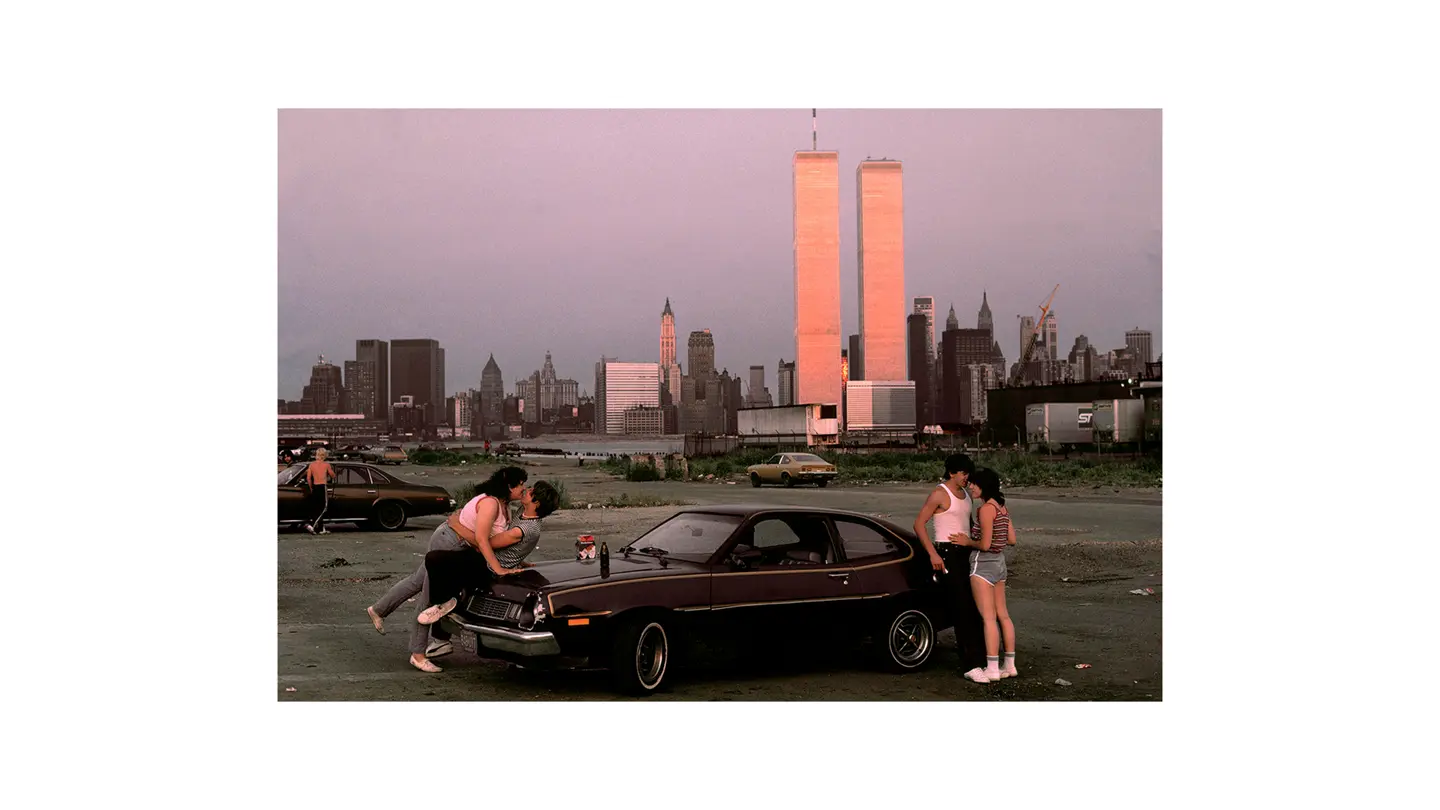 Thomas Hoepker NYC People kissing on car in front of world trade center