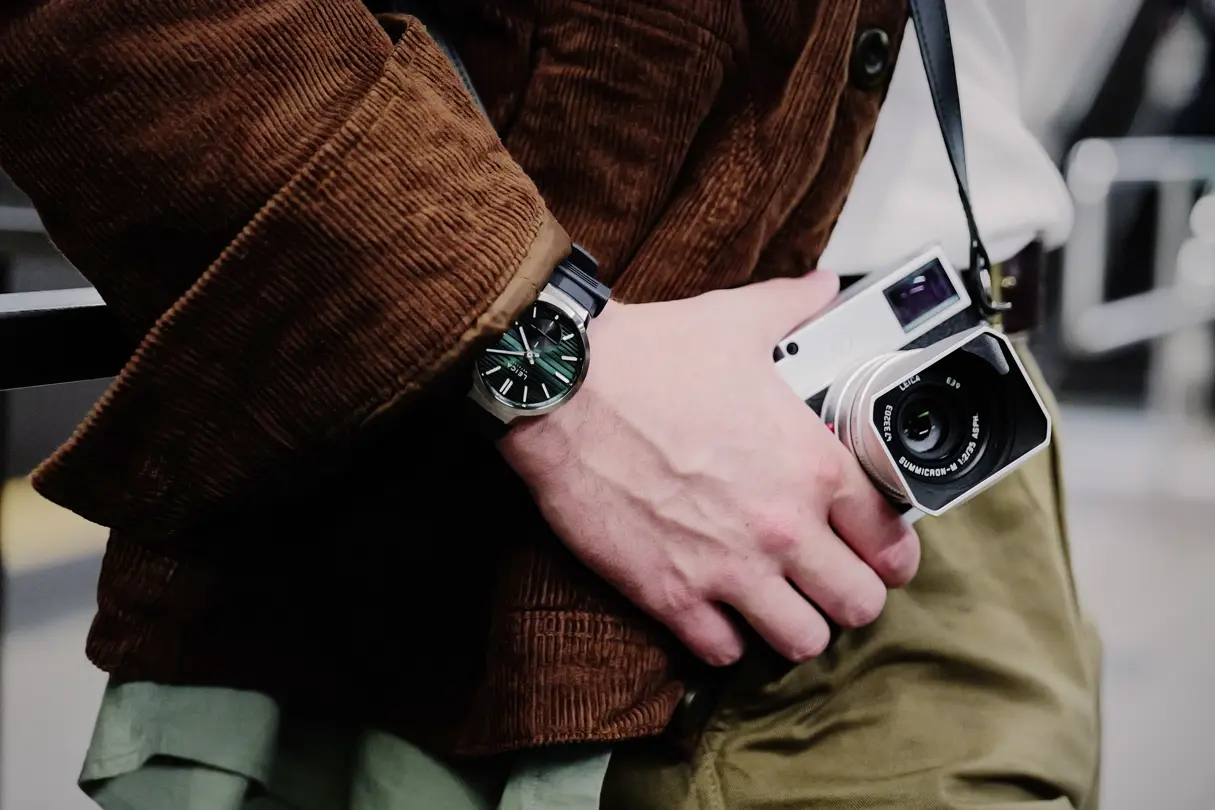 Man with a Leica ZM11 watch on his wrist and a leica SL3