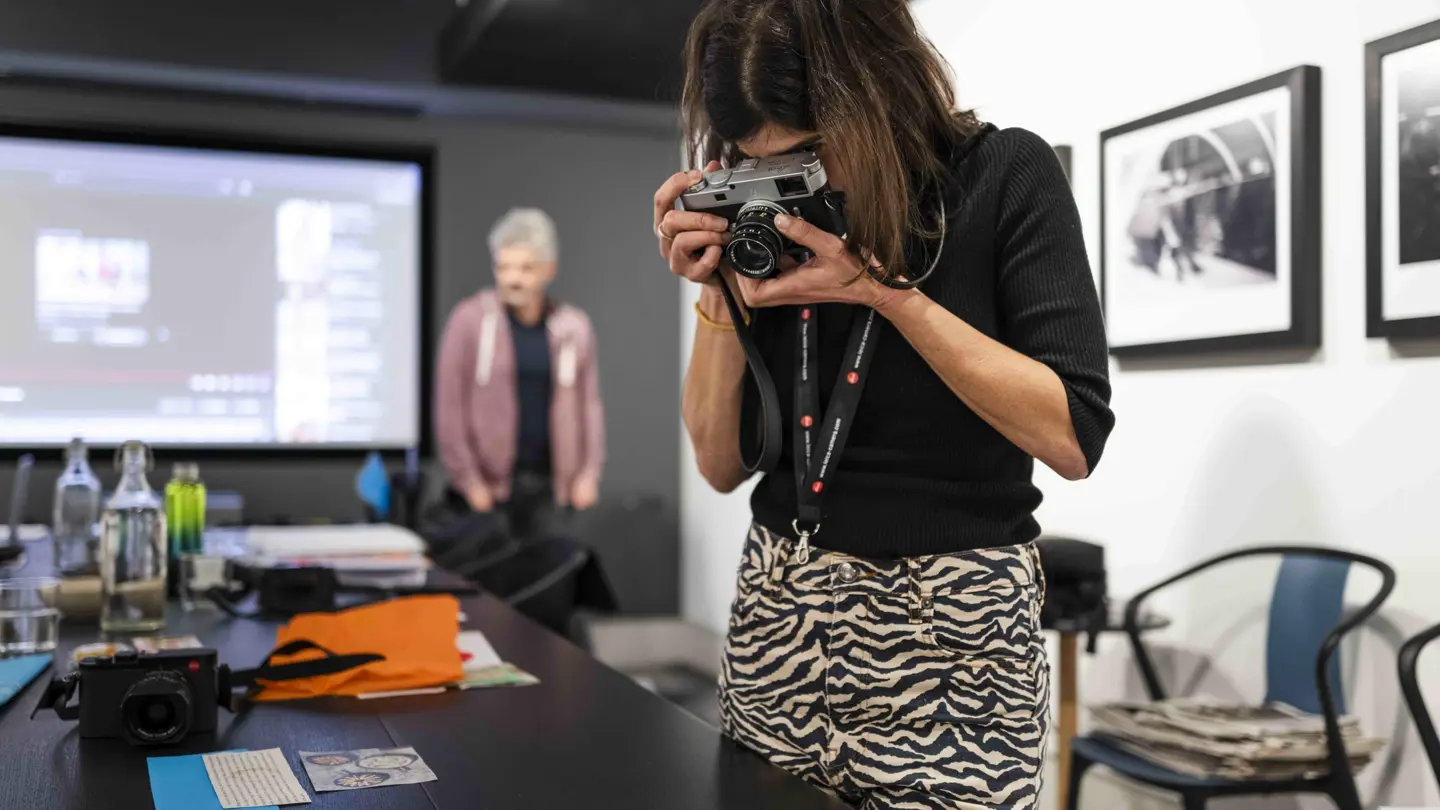 chica en Leica Akademie haciendo fotos
