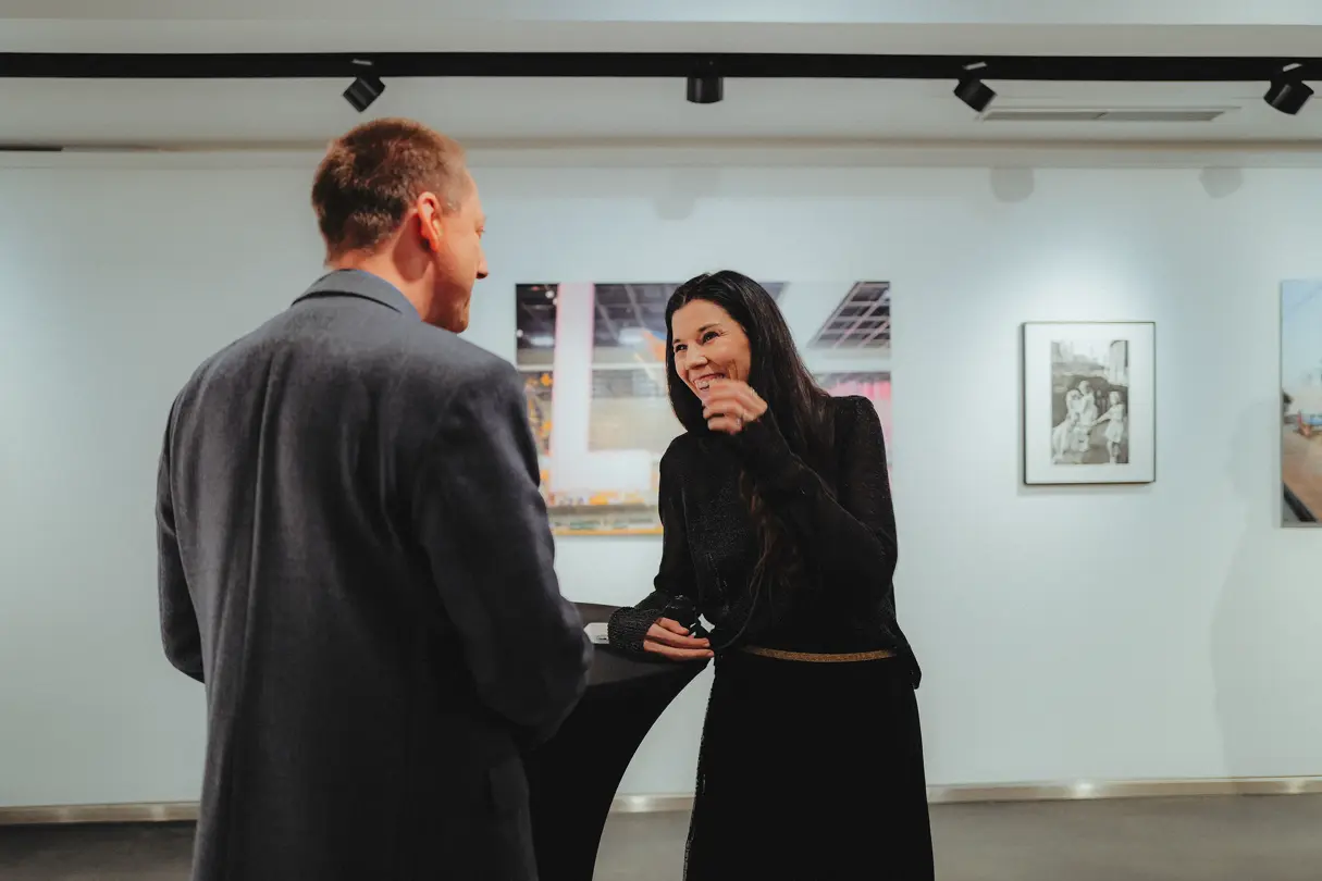 Two smiling people at a Leica exhibition opening
