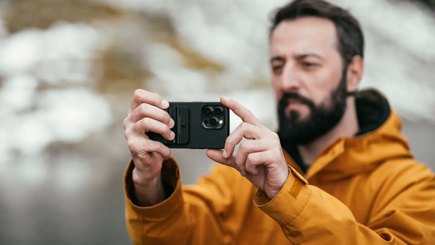 Men using his iPhone with the Fjorden Grip