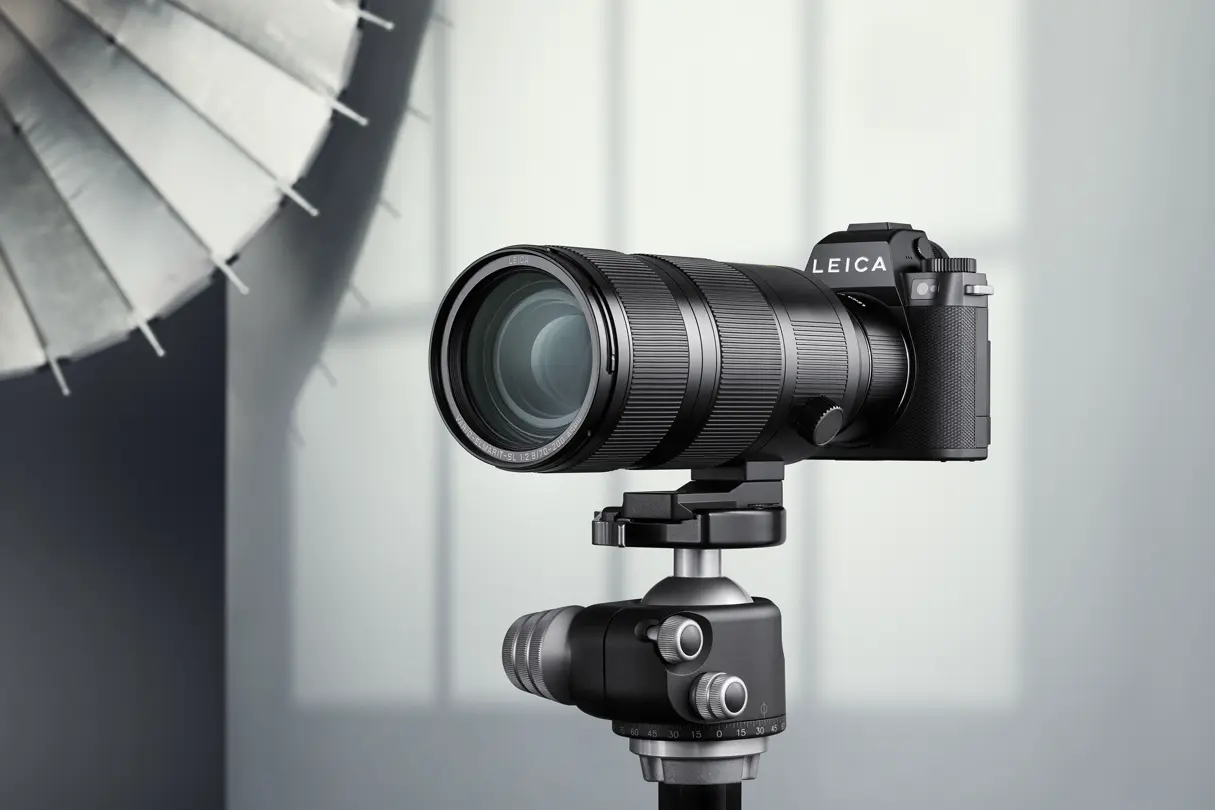 Leica SL3 with Vario-Elmarit-SL 70-200 on a stand