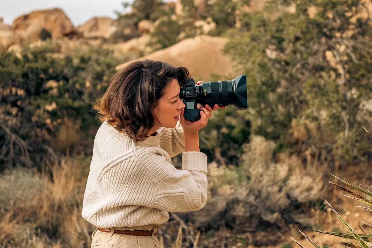 Woman photographing with the SL3 and the Vario-Elmarit-SL 24-90 