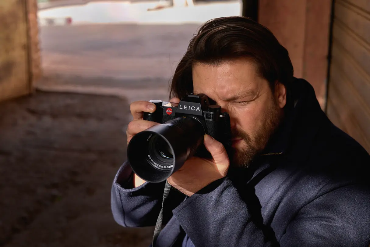 Photographer using the Leica SL3 with the APO-Summicron-SL 90