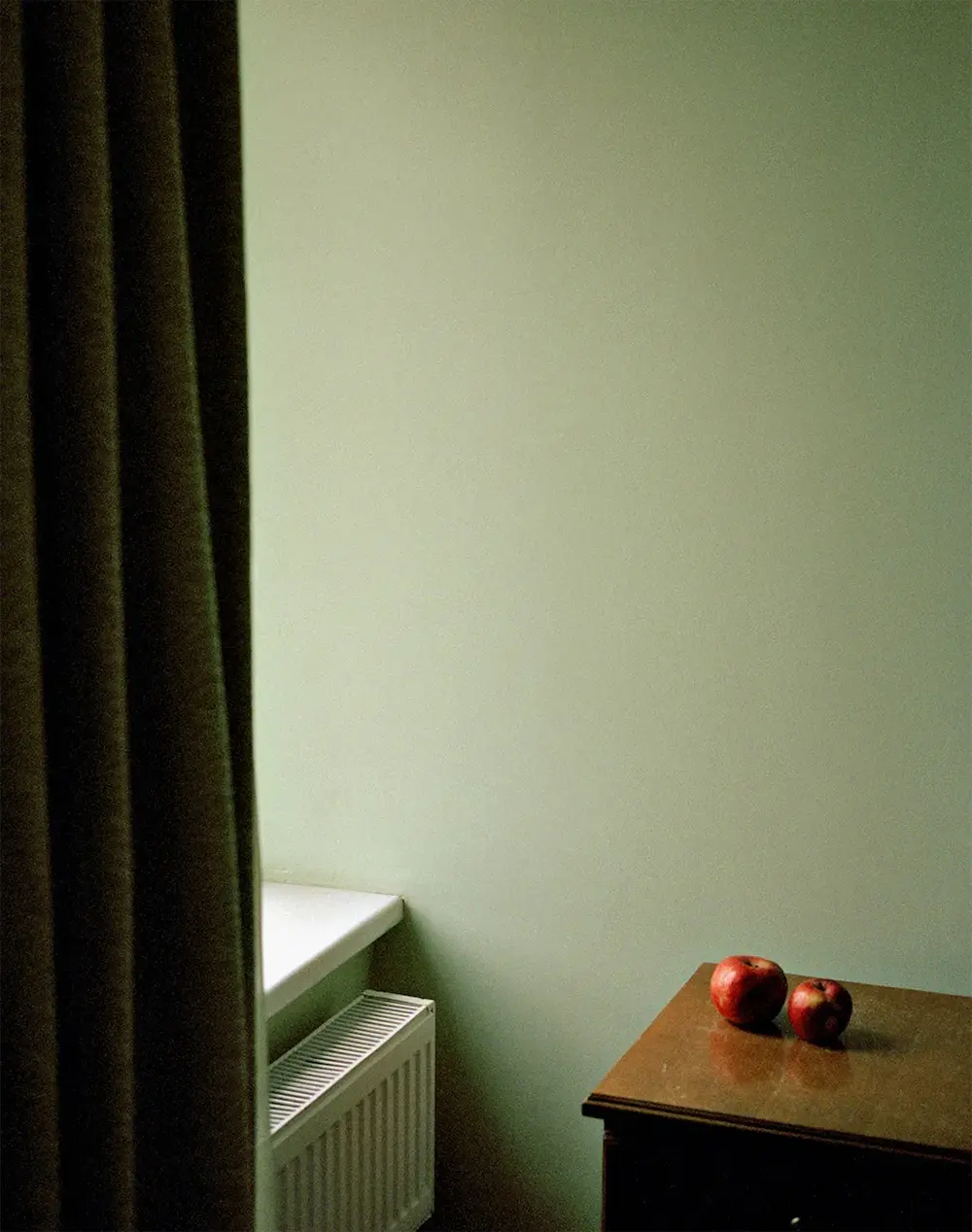 green wall and two apples