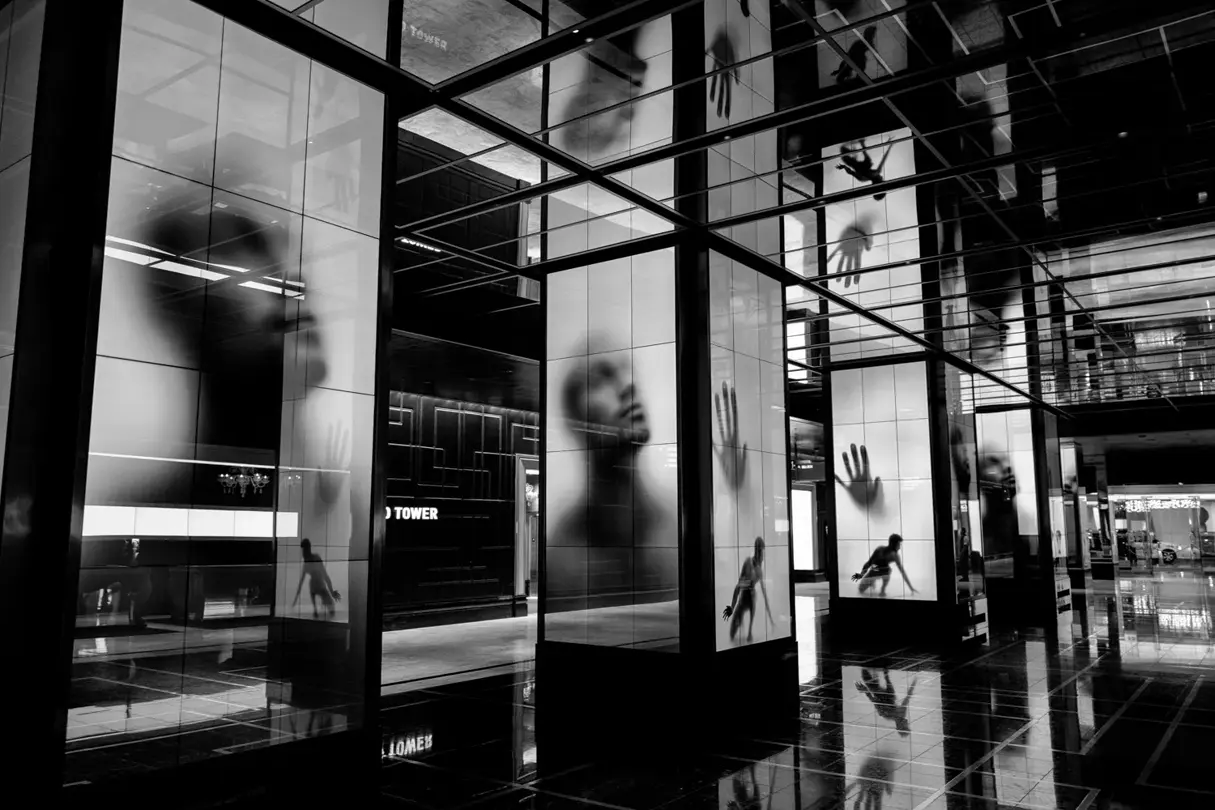 store windows b&w
