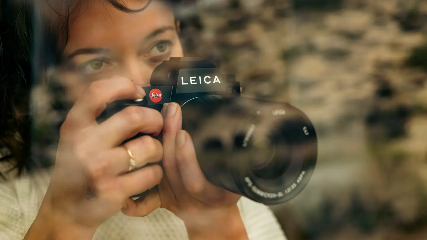 Woman photographing with the SL3 and APO-Summicron 35