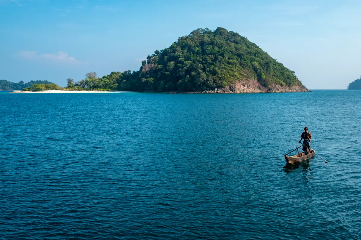 Paysage avec une île et une personne au milieu sur un bateau
