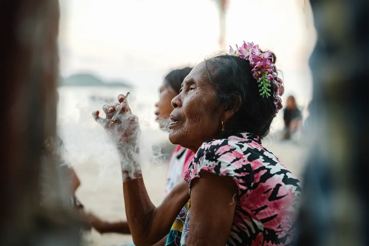 Dame d’un certain âge, cigarette à la main