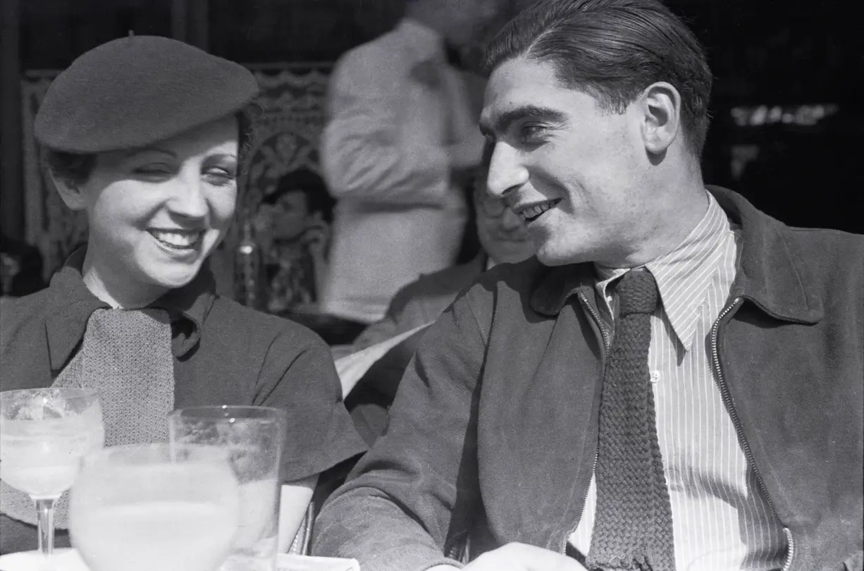 Robert Capa and Gerda Taro 1936 sitting in a cafe