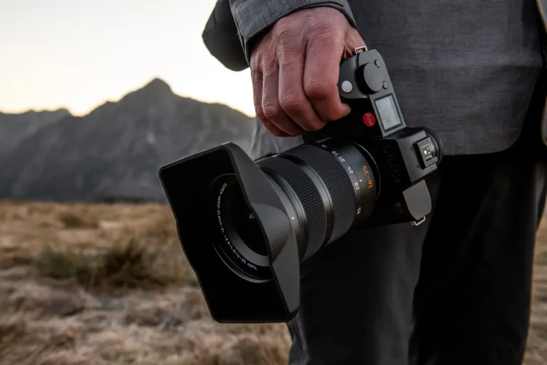 hand holing camera sl2